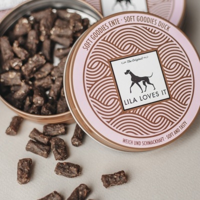 Recipiente com guloseimas moles para cães da marca LILA LOVES IT em embalagem metálica rosa