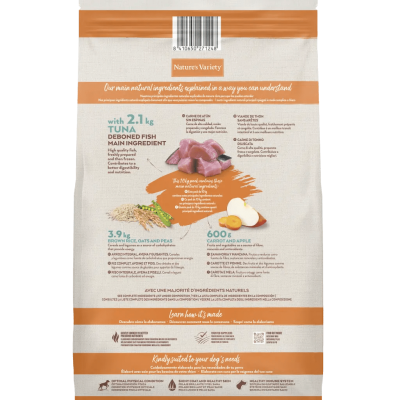 Parte traseira de saco de comida Nature's Variety com ingredientes e informações em inglês