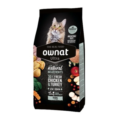 Embalagem preta de ração Ownat Ultra para gatos com imagem de um gato e ingredientes naturais.