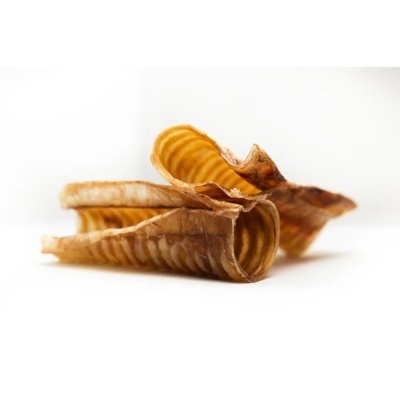 Snacks enrolados castanhos sobre superfície branca
