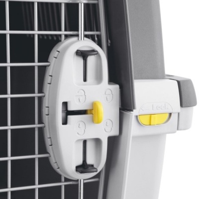 Cadeado de plástico cinza com detalhes amarelos em porta de grelha metálica