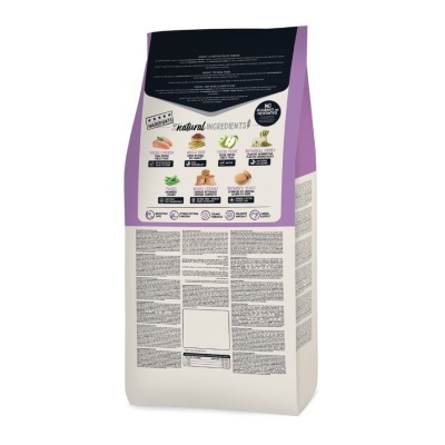 Pacote de ração para animais com lista de ingredientes naturais e texto em inglês.