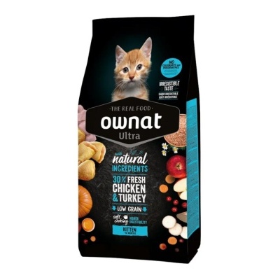 Saco de ração Ownat Ultra com imagem de gato e texto em inglês sobre ingredientes naturais e baixo teor de grãos.