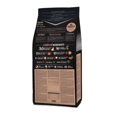 Saco preto de ração com texto e ilustrações de ingredientes naturais