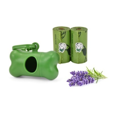Dispenser verde formato osso com rolos de sacos e ramo de lavanda
