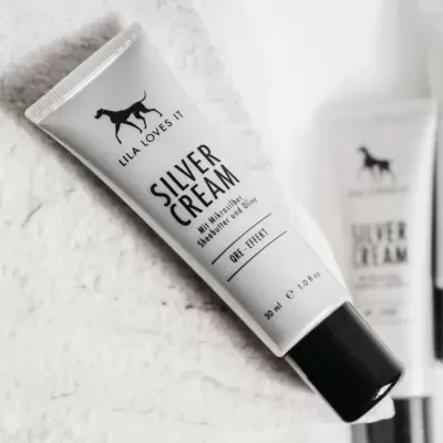 Tubo de creme prateado com tampa preta da marca LILA LOVES IT chamado SILVER CREAM
