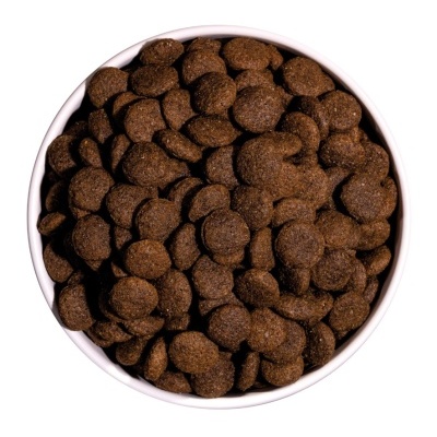 Tigela branca cheia de croquetes castanhos escuros