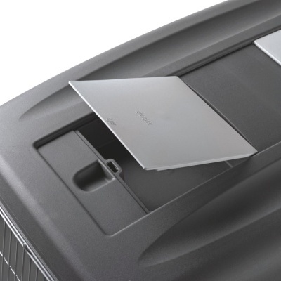 Caixa plástica preta com tampa cinza aberta