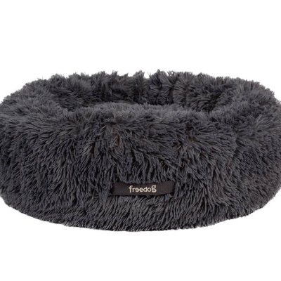 cama redonda cinza escuro para animais com textura peluda e etiqueta freedoG
