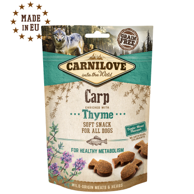 Pacote de snack Carnilove Carp para cães, cor verde e bege, formato peixe, com texto e imagens de natureza