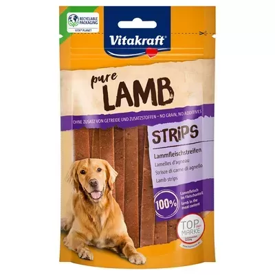 Embalagem de snacks para cães Vitakraft pure LAMB STRIPS com imagem de cão e texto informativo.