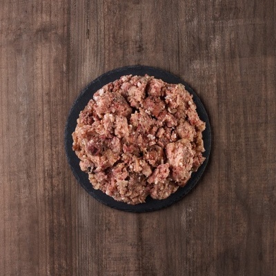 Carne picada crua em prato preto sobre madeira