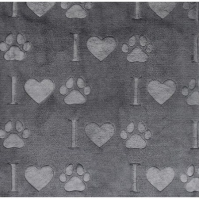 Tecido cinzento com padrão de I, corações e pegadas em relevo.