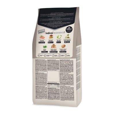 Pacote de ração animal com descrição de ingredientes naturais e informações nutricionais na parte traseira.