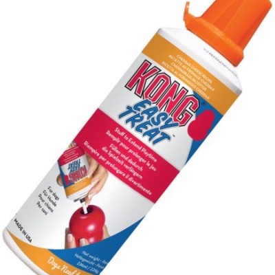 Frasco de spray KONG Easy Treat para cães com tampa laranja e rótulo colorido