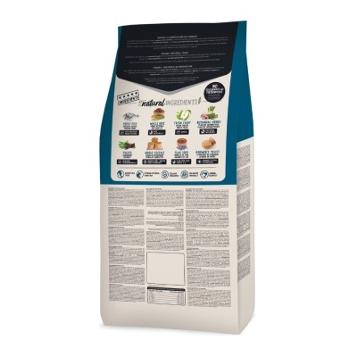 Saco de ração para animais com embalagem azul e branca e texto descritivo na parte traseira