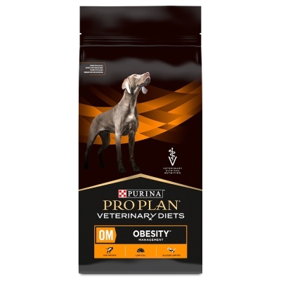Saco preto e laranja de ração para cães Purina Pro Plan Veterinary Diets OM Obesity Management com imagem de um cão cinza