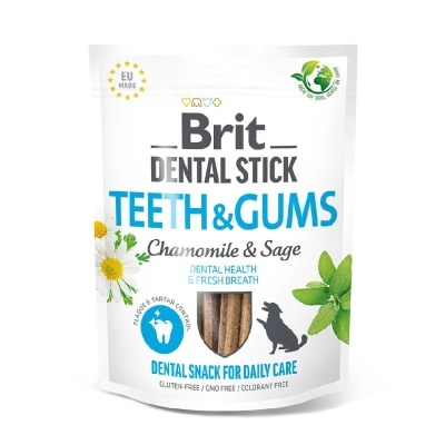 Embalagem branca de snacks dentais para cães Brit Dental Stick Teeth&Gums com ingredientes naturais e foco em saúde dental.