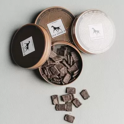 Latas de chocolate da marca LILA LOVES IT