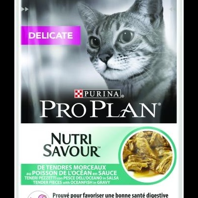 Embalagem de comida húmida para gatos Purina Pro Plan Nutri Savour com imagem de gato e pedaços de peixe em molho