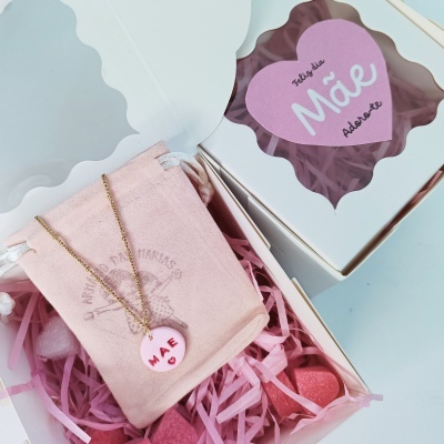 Conjunto presente para o Dia da Mãe com colar em caixa branca e saco de veludo rosa