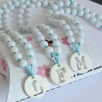 Colares de contas brancas com medalhas redondas e letras L, E, M
