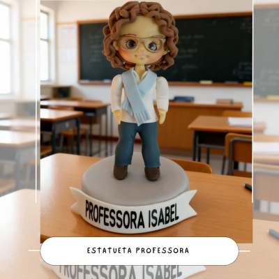 Estatueta de professora com óculos e cachecol numa sala de aula