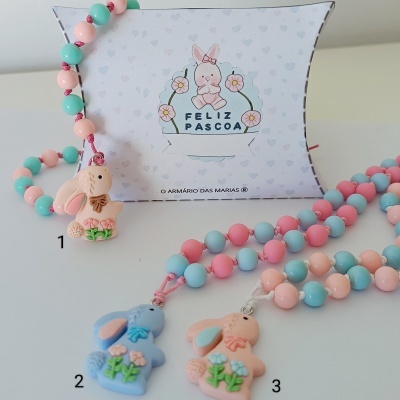 Colares coloridos com pingentes de coelho e embalagem Páscoa FELIZ PÁSCOA