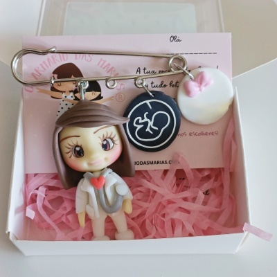 Broche com pendentes de boneca médica, símbolo de feto e laço rosa