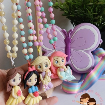 Colares com pingentes de bonecas de princesas com contas coloridas e bolsa roxa em forma de borboleta