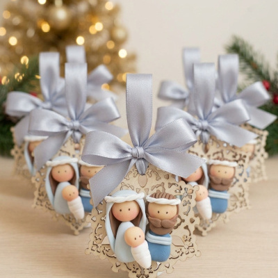 Ornamentos de Natal com presépio em madeira e pasta de modelar pendurados com fita prateada