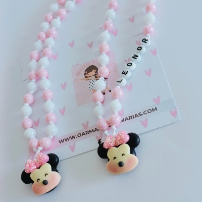Colares infantis com contas rosa e branca e pendente Minnie