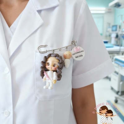 Alfinete de segurança com boneca enfermeira, bebé e placa ENFERMEIRA NEUSA em bata branca