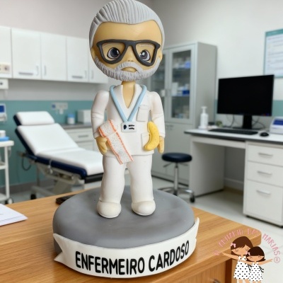Figura decorativa de enfermeiro em consultório médico com texto ENFERMEIRO CARDOSO