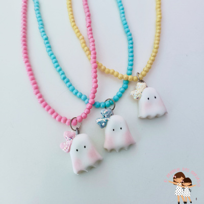 Colares com contas coloridas e pendentes em forma de fantasmas com laços brilhantes