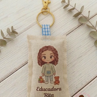 Porta-chaves de tecido com ilustração de boneca e texto Educadora Rita