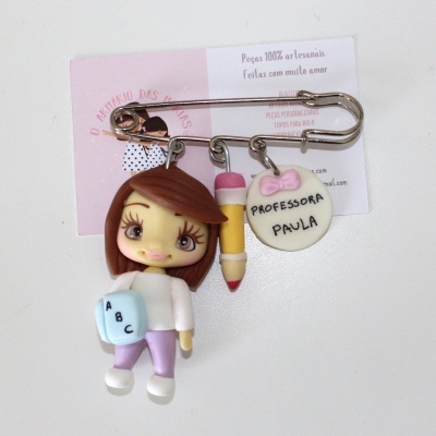 Alfinete de segurança com pendentes de menina, lápis e círculo com texto PROFESSORA PAULA
