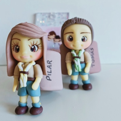 Duas figuras de bonecos estilizados com etiquetas de nomes.