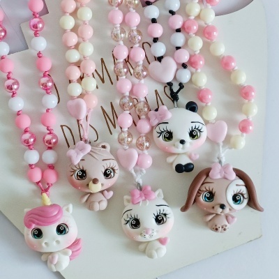 Colares coloridos com pingentes de animais e unicórnio em estilo cartoon