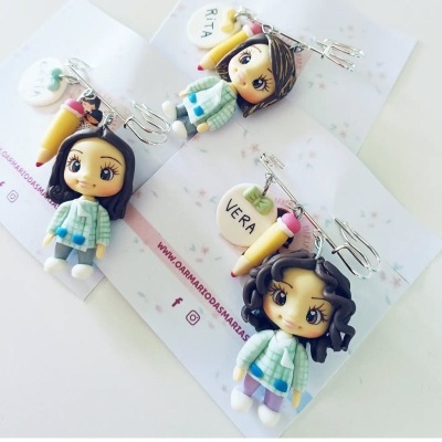 Chaveiros bonecas com acessórios e nomes em cartões brancos