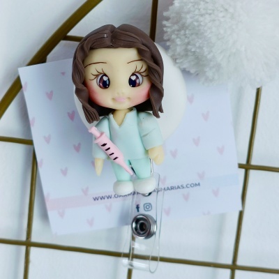 Acessório crachá enfermeira com seringa rosa e roupa verde água