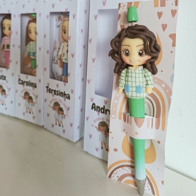 Caneta decorativa com personagem feminina e embalagem com corações