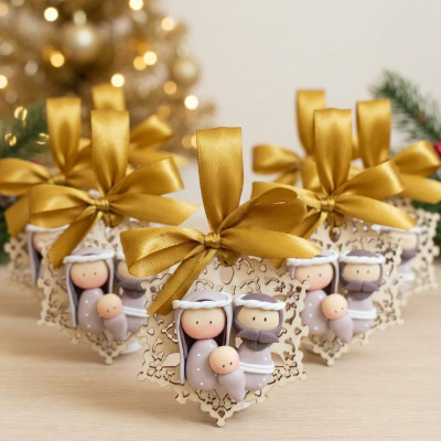 Ornamentos de Natal em forma de presépio com laços dourados e decoração em fundo branco