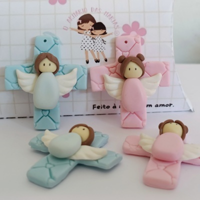 Cruzes decorativas com anjinhos em azul e rosa com asas brancas e base com texto