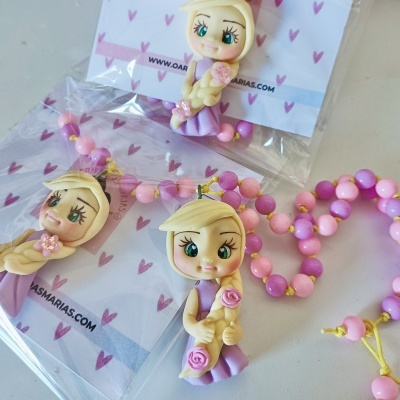 Colares coloridos com pendente figura feminina e embalagens com fundo branco e corações rosa