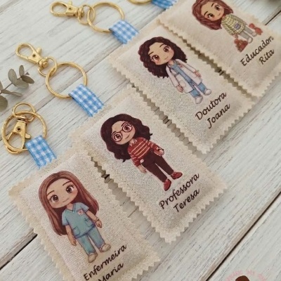 Chaveiros de tecido com personagens femininas em estilo cartoon e texto em português