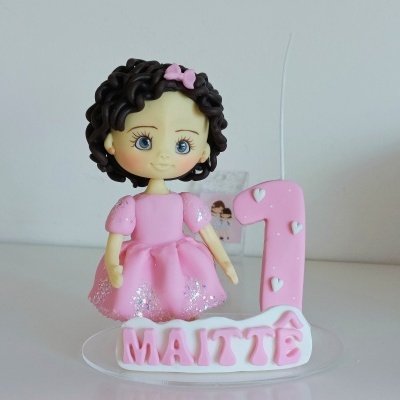 Boneca decorativa rosa com número 1 e nome MAITÊ