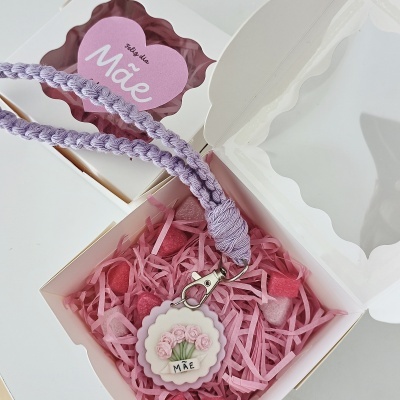Caixa decorativa para presente com chaveiro e etiqueta Feliz dia Mãe