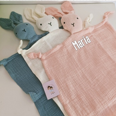 Paninhos de algodão com cabeça de coelho azul, branco e rosa com nome Maria