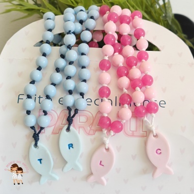 Quatro colares azuis e rosas com contas e peixes pendurados com letras T, R, L, C